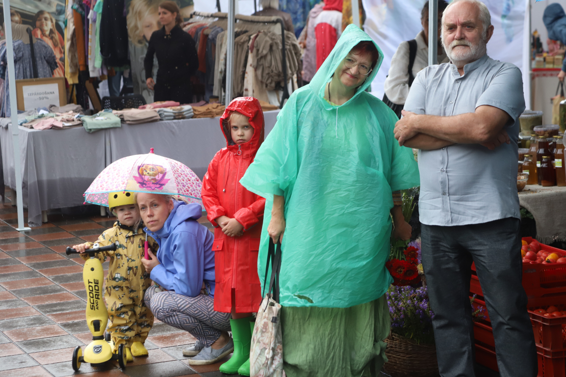Artura Gruzdiņa grāmatas "Drošāks es" un aktivitāšu burtnīcas "Krāso droši" atvēršana.