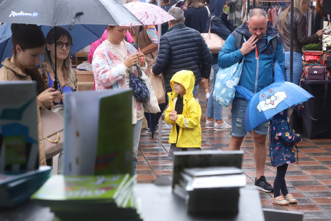 Artura Gruzdiņa grāmatas "Drošāks es" un aktivitāšu burtnīcas "Krāso droši" atvēršana.