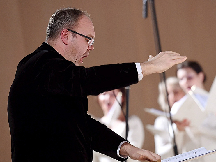 Hektora Berlioza "Rekviēma" atskaņojuma gaitā Māris Sirmais atkal parādīja, cik brīvi un precīzi viņš spēj veidot vokāli simfonisko lieldarbu māksliniecisko dramaturģiju, cik atraisīti viņa vadībā skan Valsts akadēmiskā kora "Latvija" harmoniskie sabalsojumi.