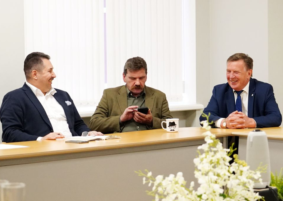 Partijas "Apvienotais saraksts" pārstāvji – Saeimas deputāti Igors Rajevs (no kreisās), Ingmārs Līdaka un iekšlietu ministrs Māris Kučinskis, otrdien gaidot tikšanos ar partiju apvienības "Jaunā Vienotība" pārstāvjiem.