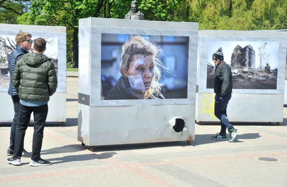 Ārvalstu fotoaģentūru fotogrāfu fotoizstāde par Krievijas karu Ukrainā, kuras kurators ir fotogrāfs Ilmārs Znotiņš. Rīga, pie Kongresu nama un pretī Krievijas vēstniecībai. 2022. gada 15. maijs.