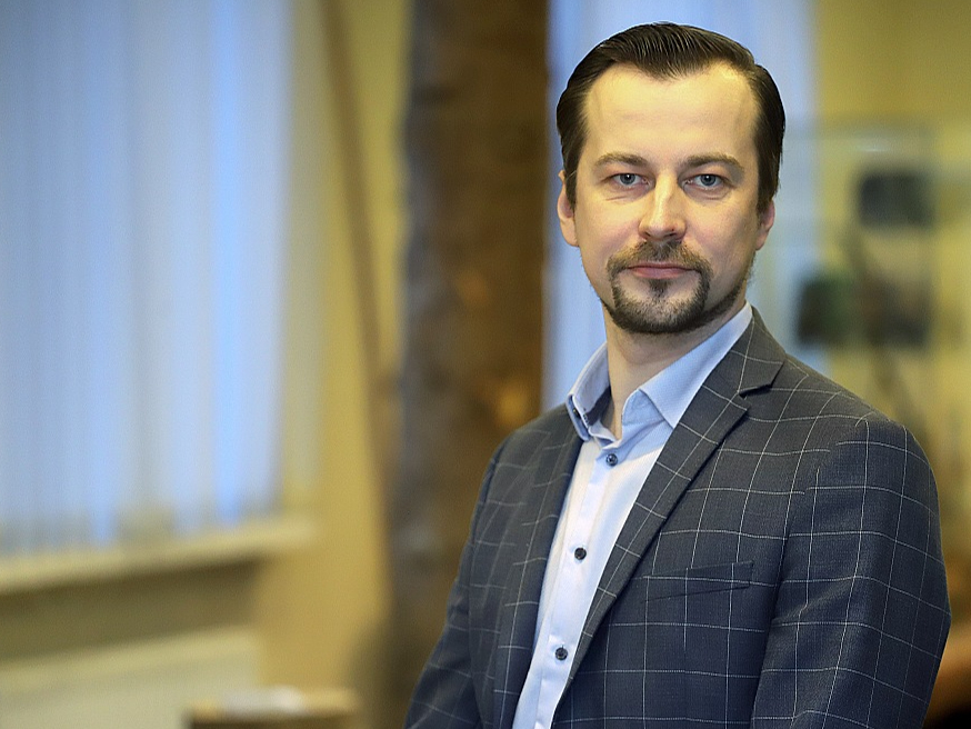 "Valdības veidošanas process ir labākajā gadījumā nepiedodami ilgi statisks, bet atkarībā no tā, kā šis viss beigsies – tālākā nozares un ministriju sadarbības dinamika varētu būt arī negatīva," uzskata Latvijas Kokrūpniecības federācijas izpilddirektors Artūrs Bukonts.