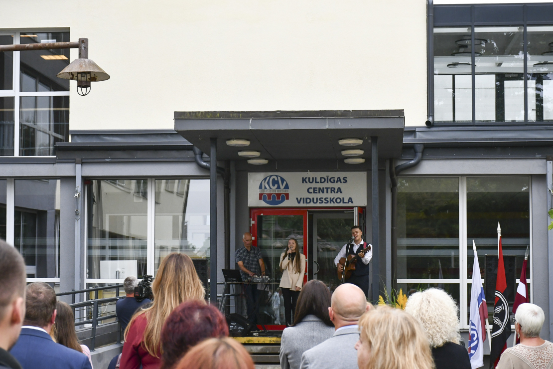 Atklāj atjaunoto Kuldīgas Centra vidusskolu. 