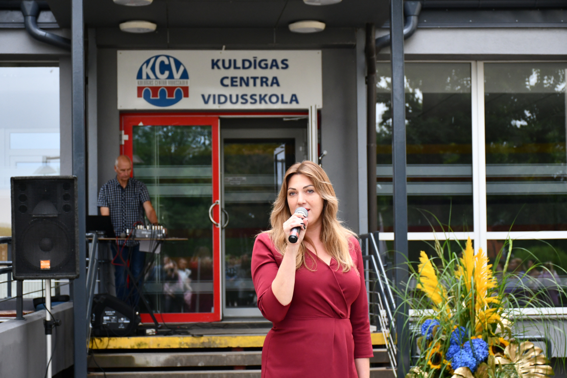 Atklāj atjaunoto Kuldīgas Centra vidusskolu. 