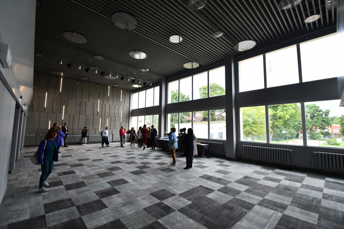 Atklāj atjaunoto Kuldīgas Centra vidusskolu. 