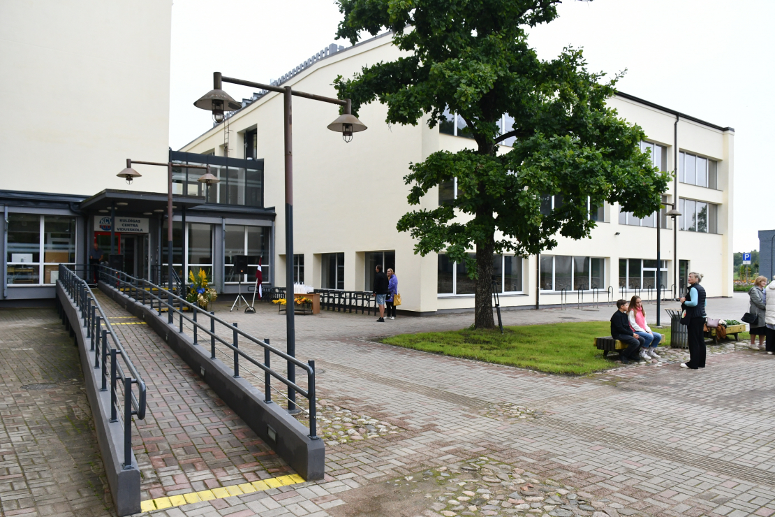 Atklāj atjaunoto Kuldīgas Centra vidusskolu. 