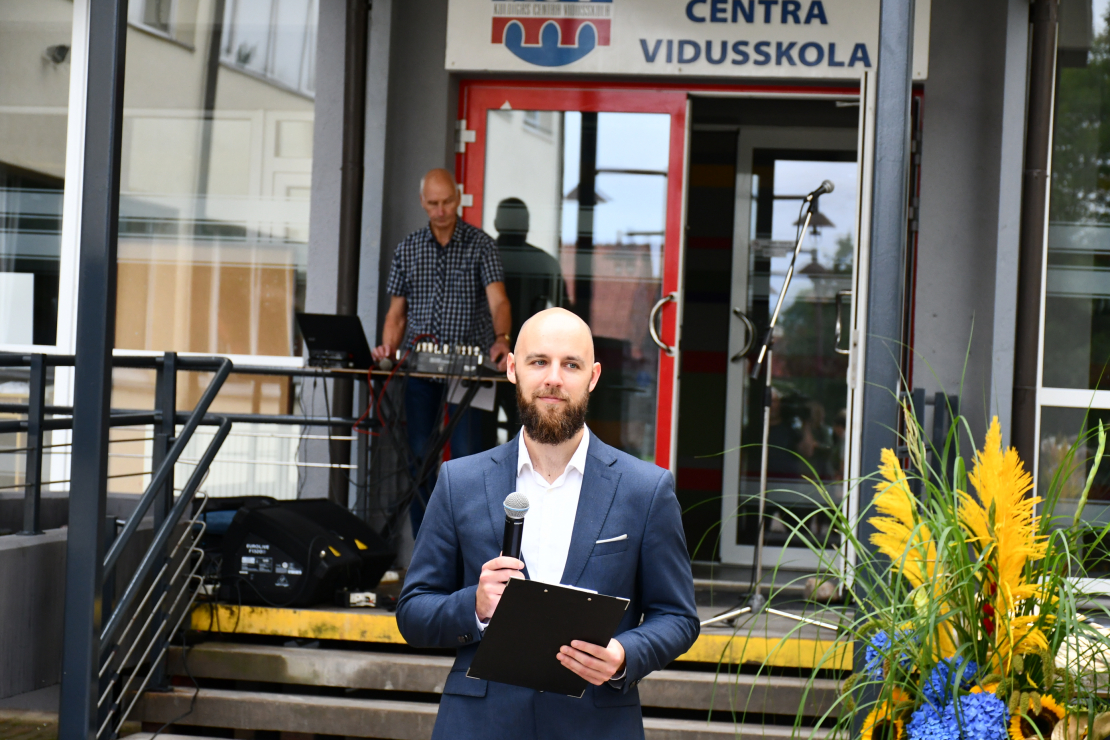 Atklāj atjaunoto Kuldīgas Centra vidusskolu. 