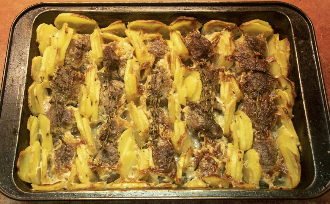 Ar sieru un omleti pildīti stirnas kazlēna veltnīši.