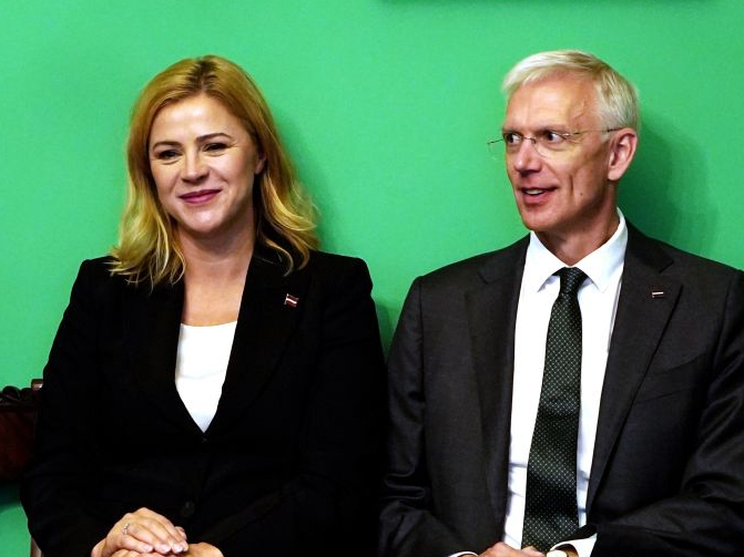 Ministru prezidenta amata kandidāte Evika Siliņa un Ministru prezidents Krišjānis Kariņš.