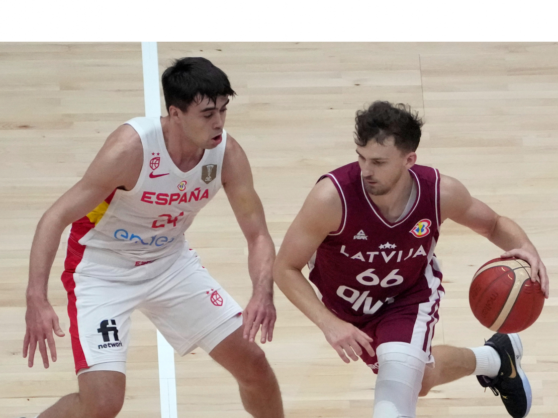 Kristers Zoriks cīņā pret Spānijas basketbolistu.