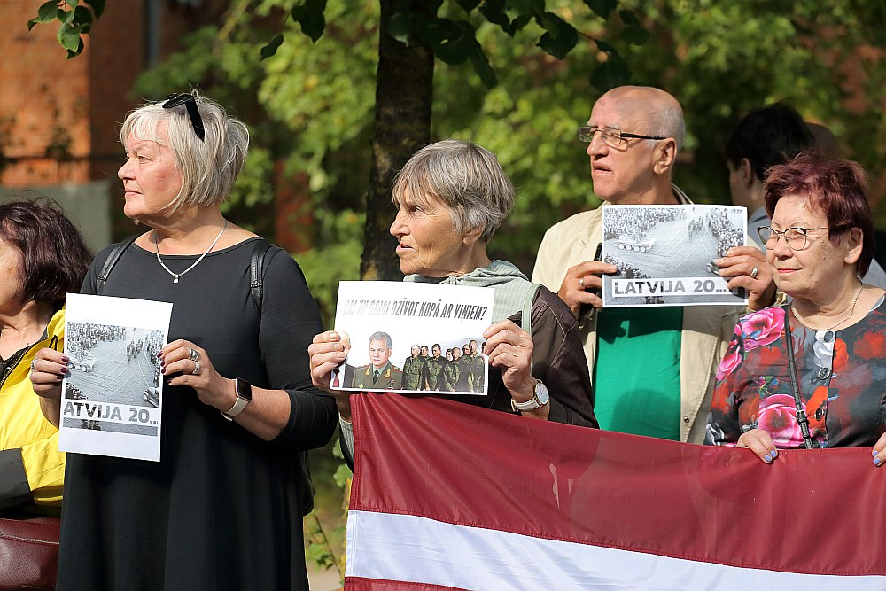 Protestē pret ieceri pagarināt Krievijas pilsoņiem latviešu valodas eksāmena kārtošanas termiņu.