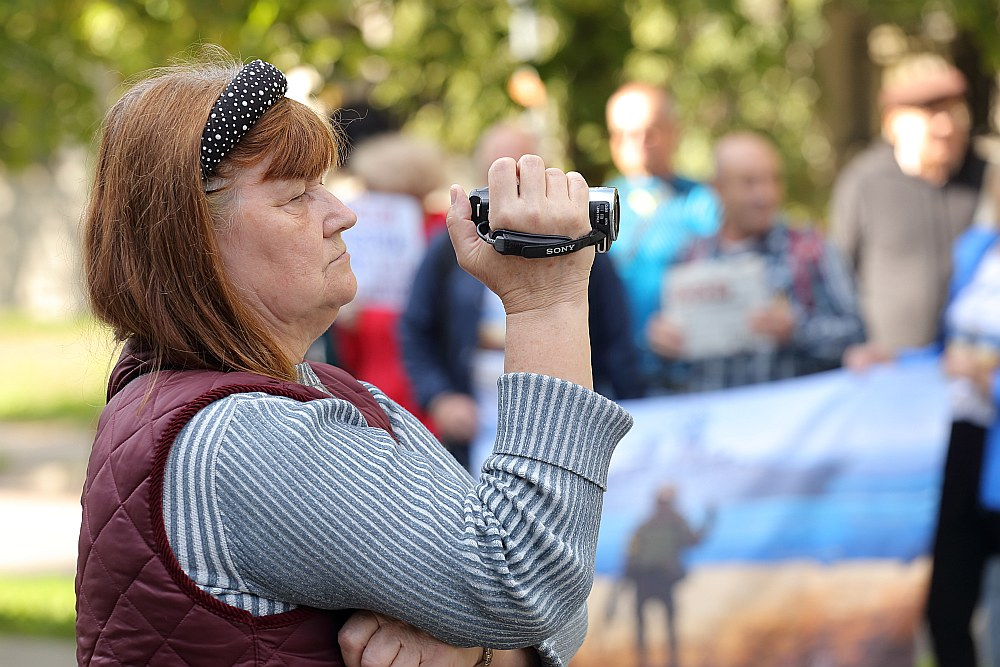 Protestē pret ieceri pagarināt Krievijas pilsoņiem latviešu valodas eksāmena kārtošanas termiņu.