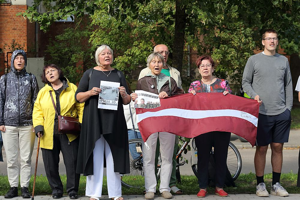 Protestē pret ieceri pagarināt Krievijas pilsoņiem latviešu valodas eksāmena kārtošanas termiņu.