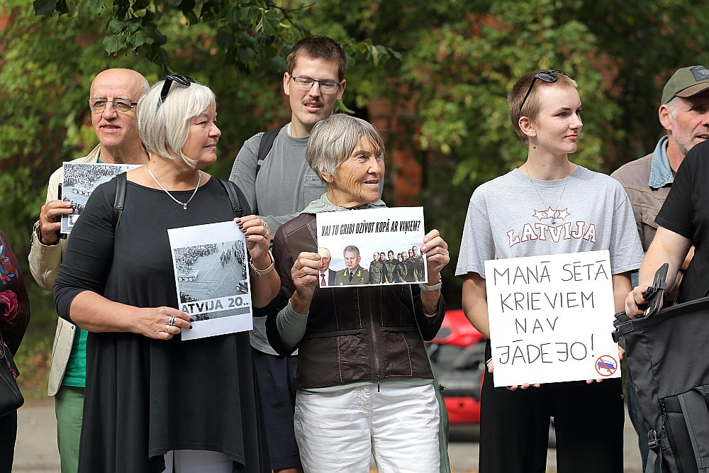 Protestē pret ieceri pagarināt Krievijas pilsoņiem latviešu valodas eksāmena kārtošanas termiņu.