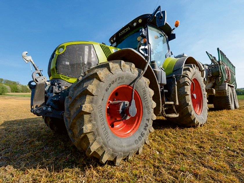 2023. gadā 'Claas' atguvis pirmo pozīciju ar 102 reģistrētiem jauniem traktoriem. Attēlā - viens no  'Claas' agregātiem.