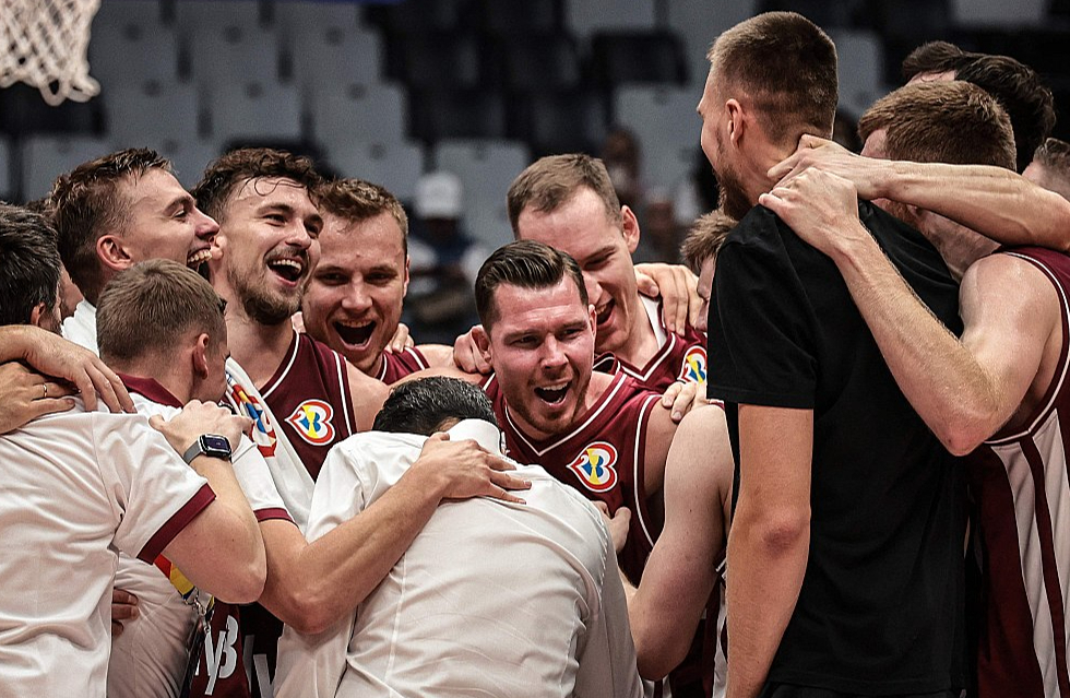 Latvijas basketbola izlase Pasaules kausā šokējusi jau divreiz – gan ar izkļūšanu no tā dēvētās nāves grupas, gan ar divām uzvarām otrajā kārtā, debitantiem iekļūstot astoņu labāko komandu vidū. Vienots kolektīvs, pārliecība par saviem spēkiem un līdz pēdējam sīkumam izplānots spēles plāns, ko basketbolisti spēj realizēt, – tas ļāvis uzvarēt četrās no piecām cīņām, lai gan tikai vienā no tām latvieši bijuši favorītu lomā. Tādējādi turnīra izšķirošajā fāzē Filipīnās ir garantētas vēl vismaz trīs spēles. Trešdien ceturtdaļfināls pret Vāciju.