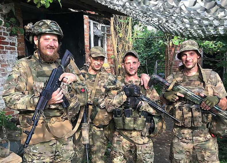 Vēl neliela fotosesija pirms došanās uz pozīcijām. Ukraiņu karavīri.