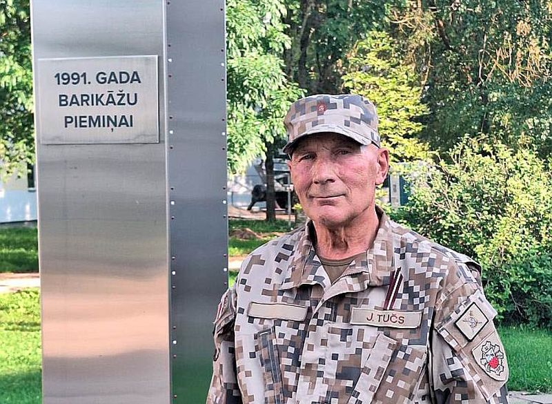J. Tučs priekšroku dod darbiem, nevis skaļiem vārdiem.