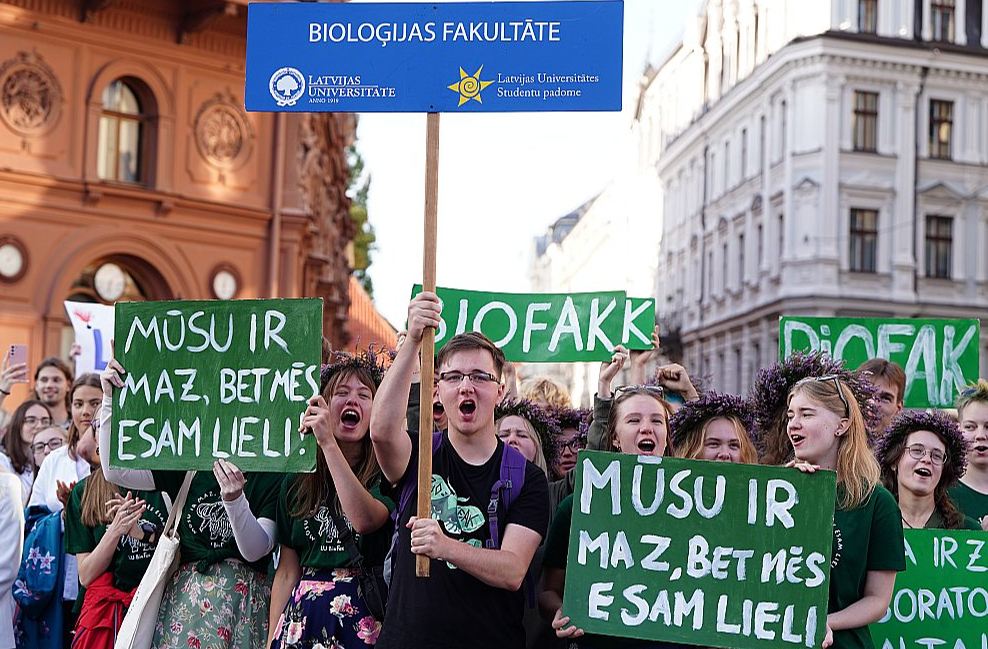 Latvijas Universitātes studenti "Aristoteļa" svētkos Rīgā Doma laukumā svētdien, 3. septembrī.
