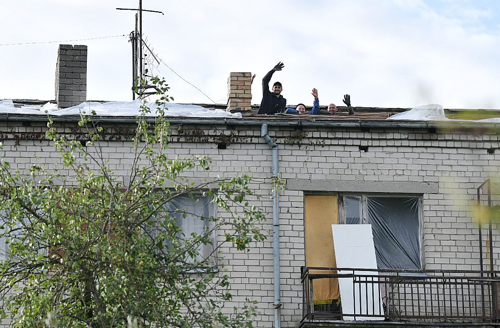 Nākamajā dienā pēc 7. augusta vētras uz Dobeles novadu negaisa sekas klātienē apskatīt devās arī Valsts prezidents Edgars Rinkēvičs. Attēlā redzamie vīri laboja nopostīto jumtu un pamāja sveicienus prezidenta fotogrāfam.