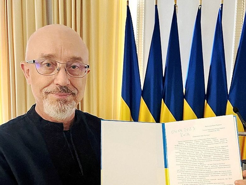 Ukrainas Aizsardzības ministrs Oleksijs Rezņikovs pirmdien Augstākajā Radā iesniedza demisijas rakstu.