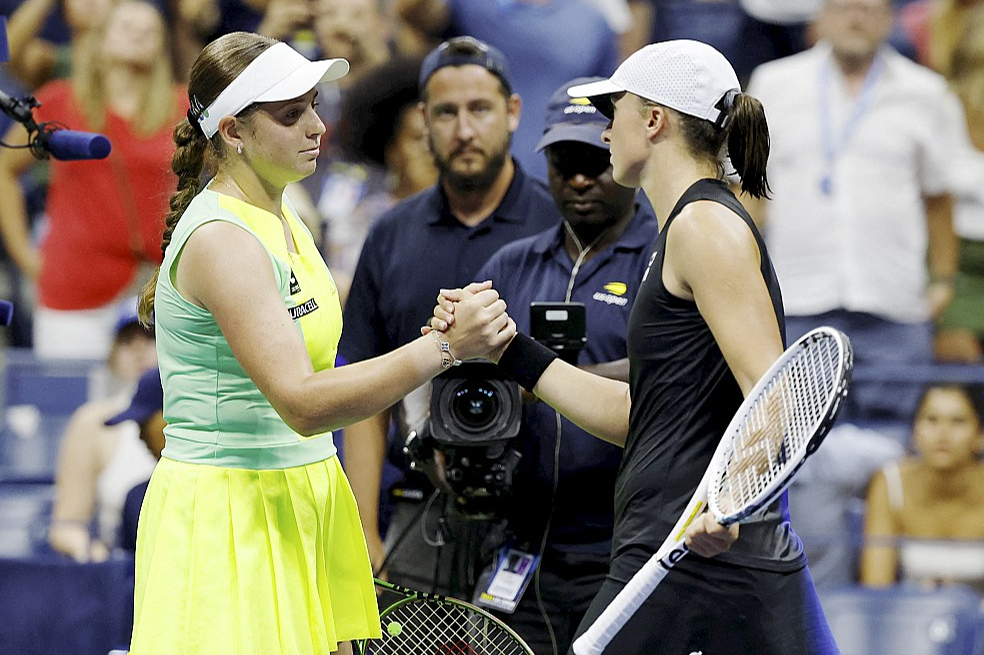 Aļona Ostapenko (no kreisās) kļuvusi par Igas Švjontekas biedu – titulētā poliete pieveikta visos četros mačos.