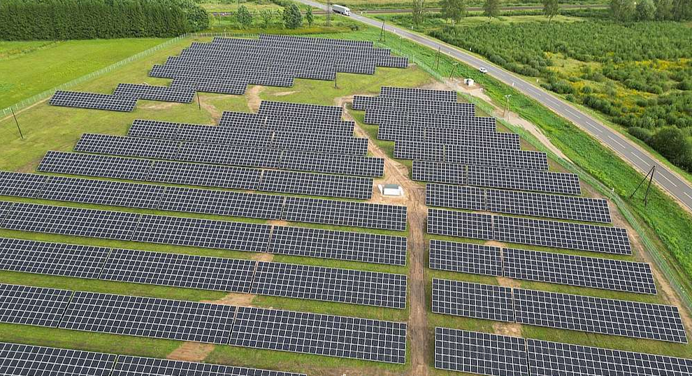 Par 2,5 miljoniem eiro Inčukalnā izbūvēta saules elektrostacija, kas spēs apgādāt ar elektroenerģiju 1650 mājsaimniecību.