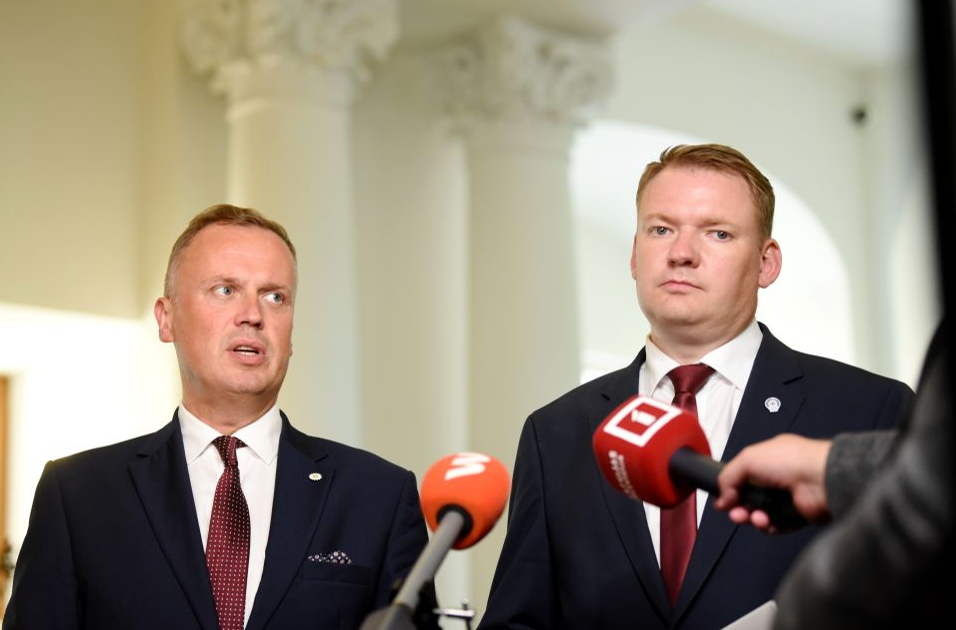 Partiju apvienības "Apvienotais saraksts" līdzpriekšsēdētājs, Saeimas deputāts Edgars Tavas (no kreisās) un partiju apvienības "Apvienotais saraksts" līdzpriekšsēdētājs, Saeimas priekšsēdētājs Edvards Smiltēns.