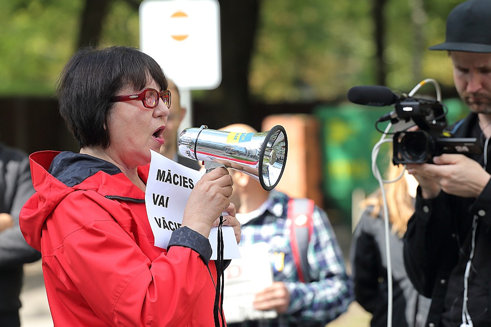 Liāna Langa 1. septembrī pie Iekšlietu ministrijas protesta akcijā pret ieceri pagarināt Krievijas pilsoņiem latviešu valodas eksāmena kārtošanas termiņu.