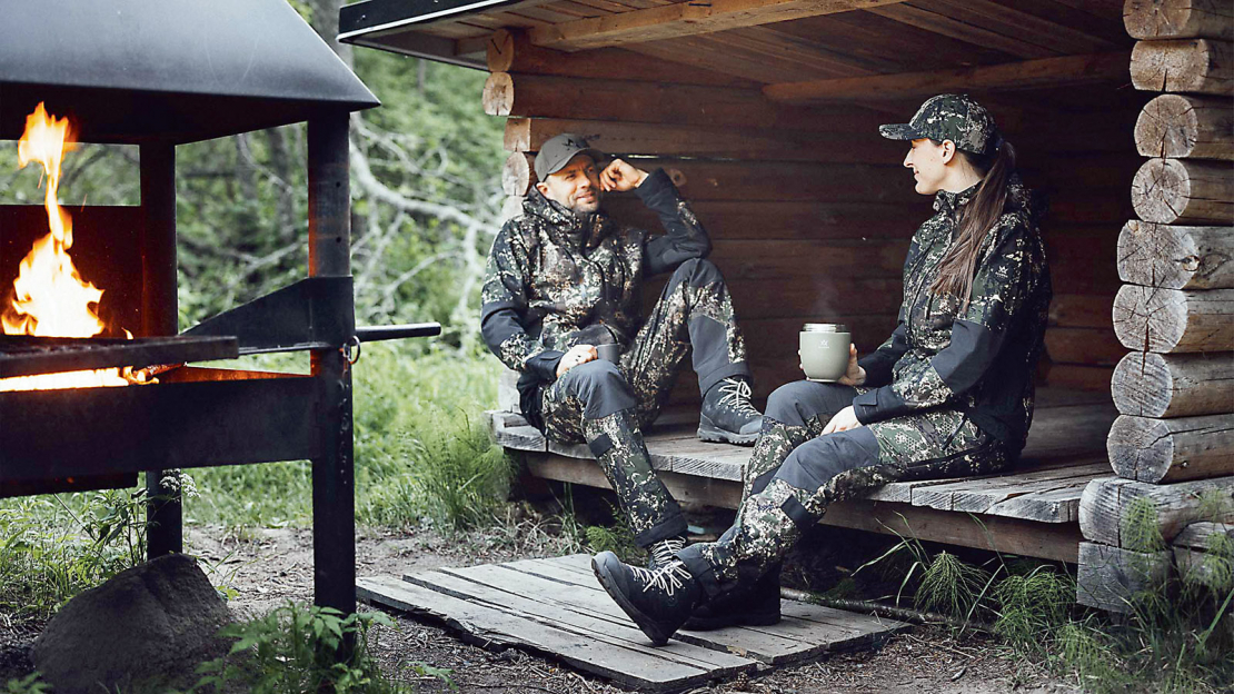 Ražotājs pat apgalvo, ka šis – Alaska Superior Pro – ir visu laiku labākais lietus kostīms medībām.