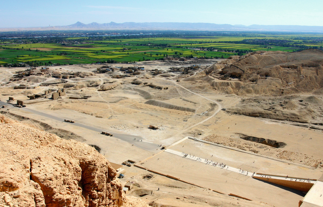 Skats uz Nīlas ieleju no Gurnas kalniem netālu no Hašepsutas tempļa Luksorā.