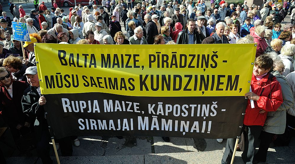 Par to, ka pēc gaidāmās indeksācijas pensiju pieaugums nebūs liels, sūrojusies arī Latvijas Pensionāru savienība. Latvijā jau tā ir liela sabiedrības nevienlīdzība un pensionāri ir tā sabiedrības daļa, kas visskaudrāk izjūt cenu celšanos. Attēlā: nabadzības pieauguma apturēšanu vecākās paaudzes iedzīvotāju vidū Latvijas pensionāri prasīja arī sapulcē Rīgas centrā pirms sešiem gadiem.