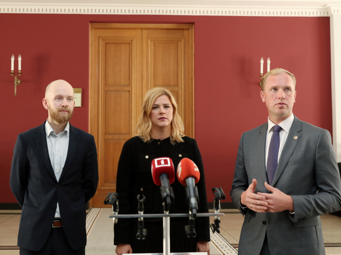 Andris Šuvajevs (no kreisās), Evika Siliņa un Viktors Valainis.
