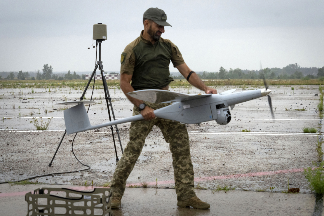 Ukrainas armijas karavīrs ar izlūkošanas dronu. 