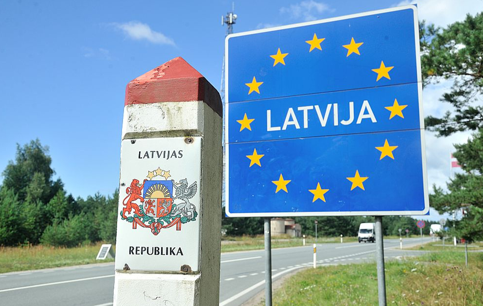 Pilsonības un migrācijas lietu pārvalde jau septembra vidū gatavojas izsūtīt vēstules tiem Krievijas pilsoņiem, kuriem 90 dienu laikā būtu jāatstāj Latvijas valsts, ja viņi nebūs izpildījuši likuma prasības, lai saņemtu Eiropas Savienības pastāvīgā iedzīvotāja uzturēšanās atļauju.