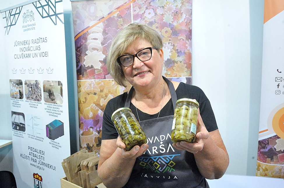 Vandzenes pagasta pārtikas ražotāja "Skim gardumi" saimniece Olga Blumbaha piedāvā marinētus pieneņu kātus, kas galvenokārt pieejami restorānos.
