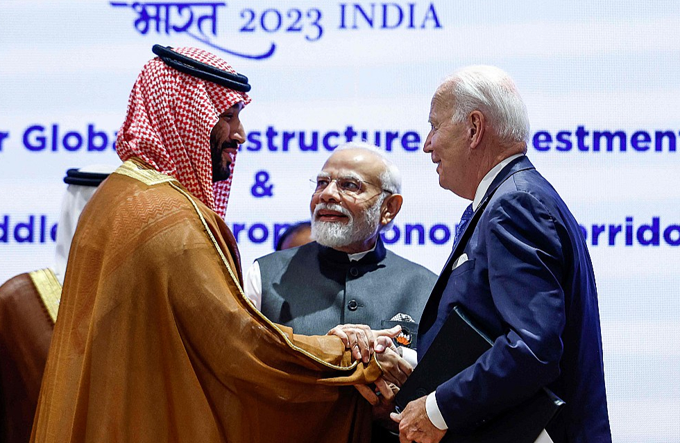 Saūda Arābijas kroņprincis Mohameds bin Salmans (no kreisās), Indijas premjerministrs Narendra Modi (centrā) un ASV prezidents Džo Baidens G20 samitā Deli. Samita laikā tika parakstīts saprašanās memorands par Vašingtonas atbalstītu dzelzceļa un jūras transporta koridoru, kas savienos Indiju, Tuvos Austrumus un Eiropu.