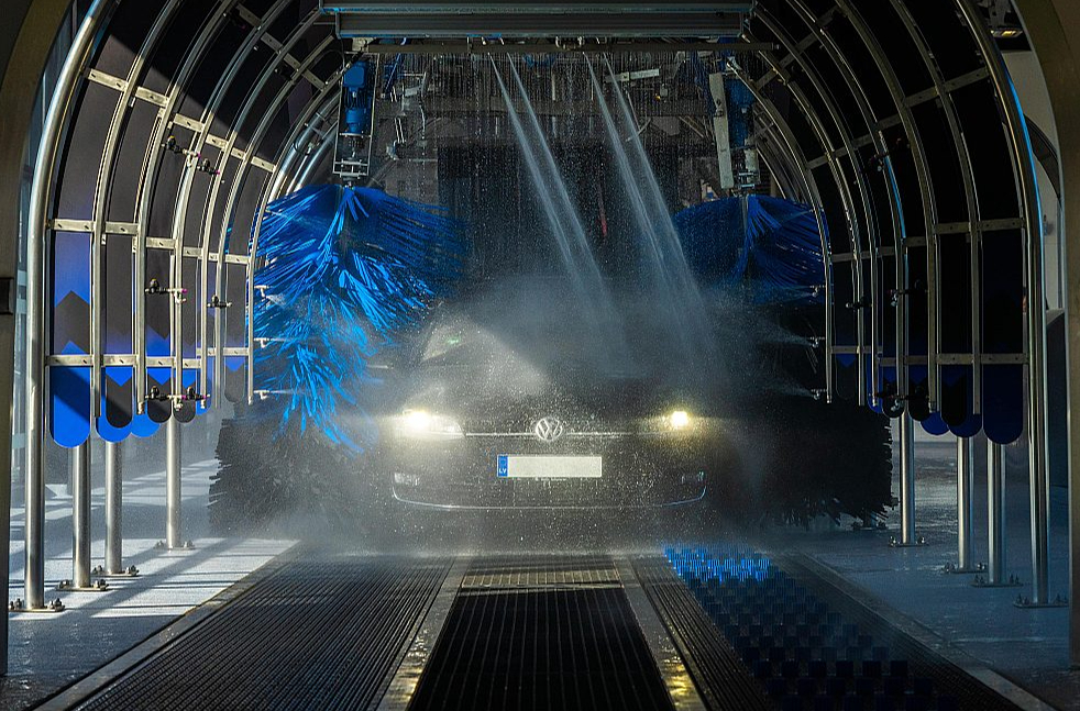 "Pro Bro Express" automazgātavu galvenā īpatnība ir tā, ka katra automašīna tiek nomazgāta vien 96 sekundēs.