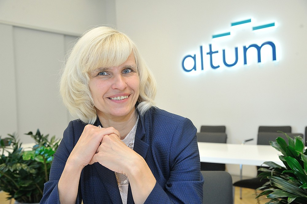 "Altum" Zemes fonda pārvaldes daļas vadītāja Ina Alksne: "Mūsu galvenais mērķis, izvērtējot reversās nomas pakalpojuma klientus, ir gūt pārliecību, ka saimniecība spēs veikt nepieciešamos nomas un zemes atpirkuma maksājumus piecu gadu periodā."