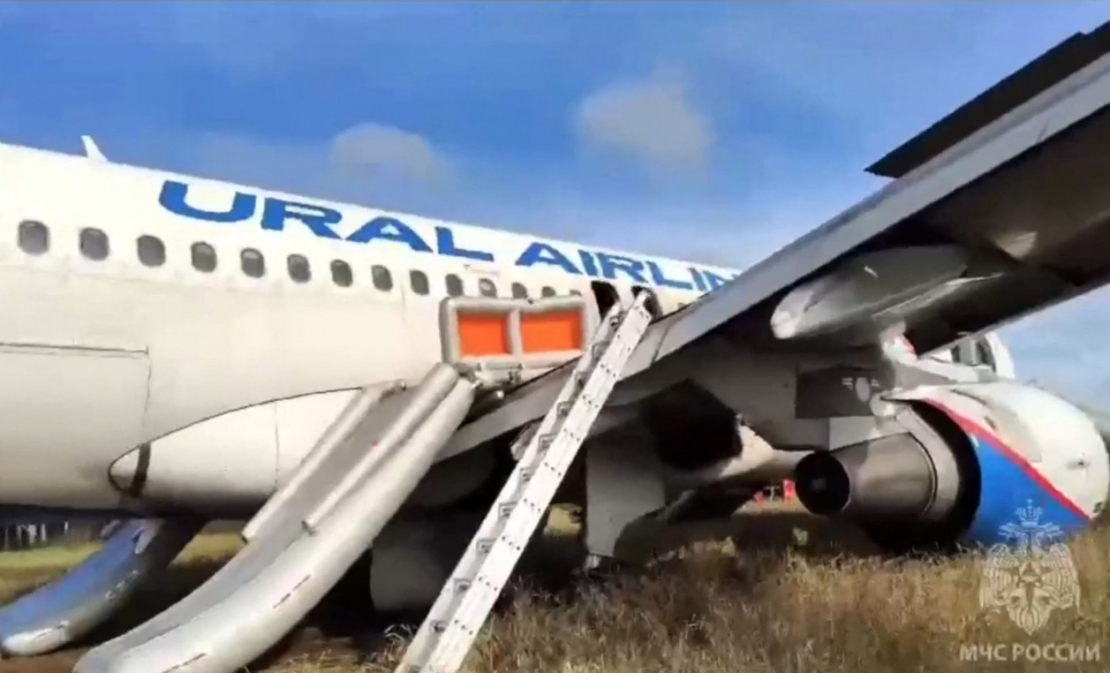 Aviokompānijas "Ural Airlines" lidmašīna "Airbus-A320", kas bija ceļā no Sočiem uz Omsku, nolaidās laukā Novosibirskas apgabalā.