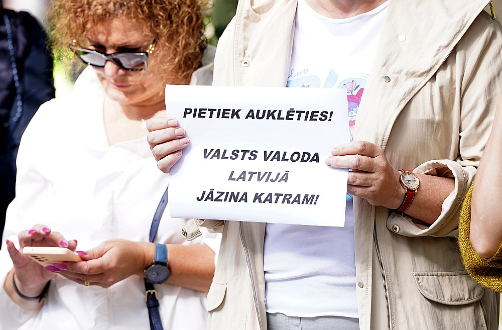 Šī gada 1. septembrī pie Iekšlietu ministrijas ēkas Rīgā protesta akcijā vairāki ļaudis iebilda pret ieceri uz diviem gadiem pagarināt latviešu valodas eksāmena kārtošanas termiņu Krievijas pilsoņiem. Šodien Saeima par likuma grozījumiem plāno lemt galīgajā lasījumā.