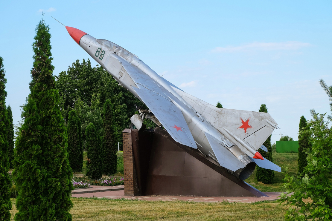 Uz pjedestāla padomju iznīcinātājs MIG-23.