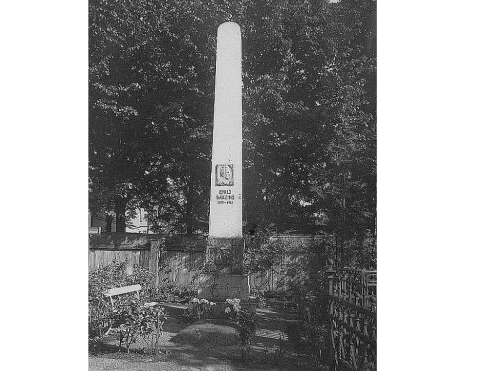 E. Dārziņa piemineklis 20. gs. sākumā.