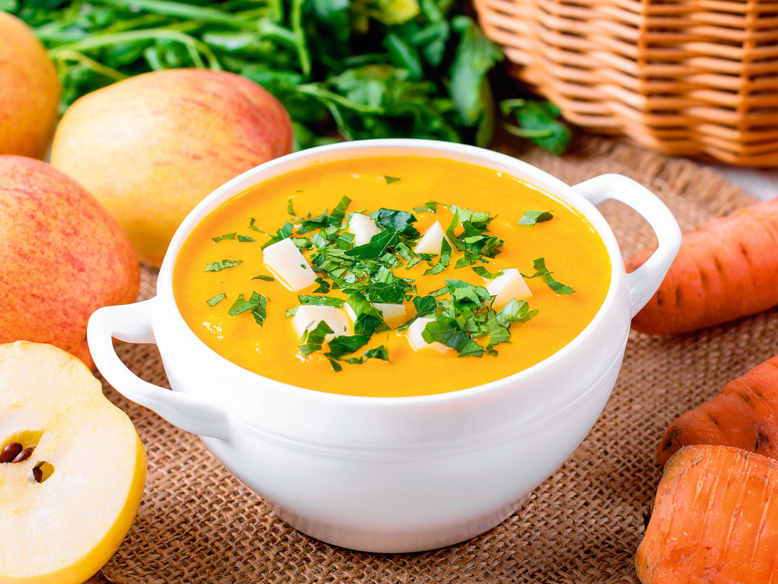 Krēmīgā burkānu zupa ar āboliem.