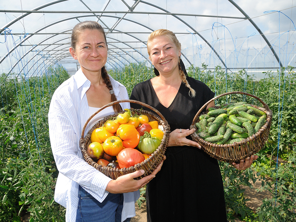 Zemnieku saimniecības "Zutiņi" saimnieces māsas Santa Meļķe (pa kreisi) un Rūta Beirote kopā ar vecākiem ir izveidojušas daudznozaru lauksaimnieciskās uzņēmējdarbības modeli, kurā cita starpā svarīgs ir gan tiešais, gan arī attālinātais kontakts ar pircējiem.