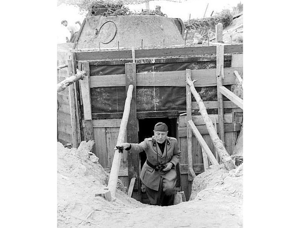 B. Musolīni inspicē nocietinājumus 1944. gadā.
