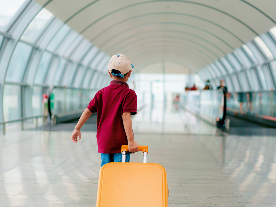 Katrai aviokompānijai ir savi iekšējie noteikumi, kad un no cik gadiem ļauts bērniem lidot bez pavadošas personas.