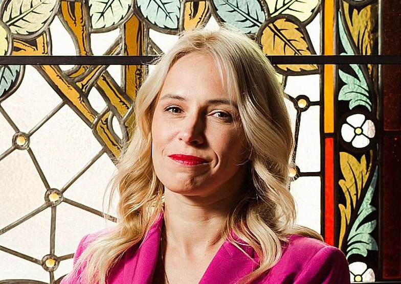 "Faveo" valdes priekšsēdētāja Ieva Rosne: "No aptuveni 117 000 cilvēkiem ar invaliditāti 83% nav nodarbināti. Viņi var darīt darbus, bet ne tādā tempā vai apjomā kā cilvēki bez invaliditātes. Tomēr viņi var un grib strādāt, viņi vēlas justies piederīgi sabiedrībai."