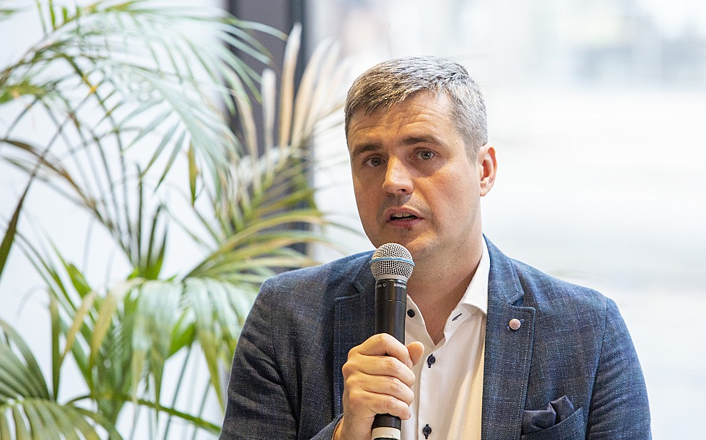 Bankas "Citadele" Privātpersonu apkalpošanas direkcijas vadītājs Jānis Mūrnieks: "Strauji augot būvniecības izdevumiem, jaunbūvju platības samazinās. Aizvadītā pusotra gada laikā privātmāju būvniecībai visbiežāk pievēršas divu cilvēku ģimenes bez apgādājamiem, izvēloties būvēt ļoti kompaktas mājas ap 60 kvadrātmetru platībā un aizņemoties aptuveni 90 000 eiro."