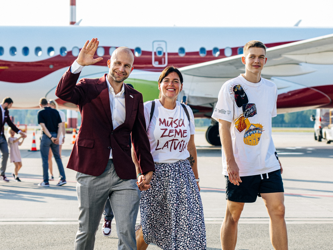 Artūrs Visockis-Rubenis pēc Pasaules kausa atgriežoties mājās – ar sievu Amandu un dēlu, 18 gadus veco kluba "Liepāja" basketbolistu Adrianu.